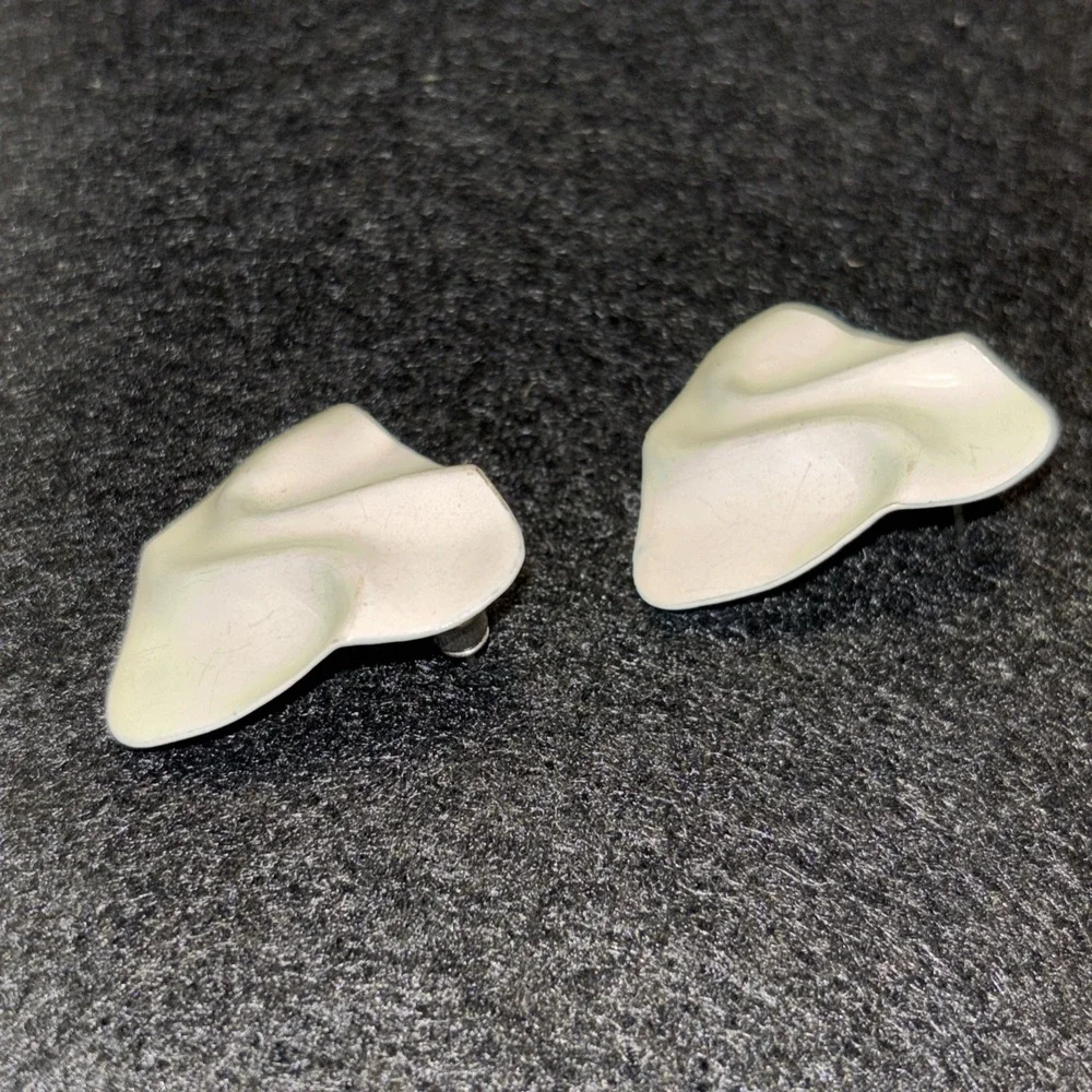 1980's Vintage White Color Diamond Shaped Rippled Metal Fashion Earrings